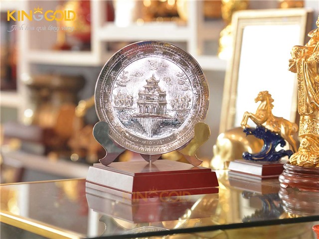 Đĩa đồng Hồ Gươm mạ bạc làm quà tặng ý nghĩa cho đối tác nước ngoài