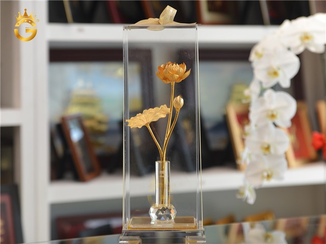 Biểu trưng bông hoa sen mạ vàng- quà tặng đối tác nước ngoài ý nghĩa