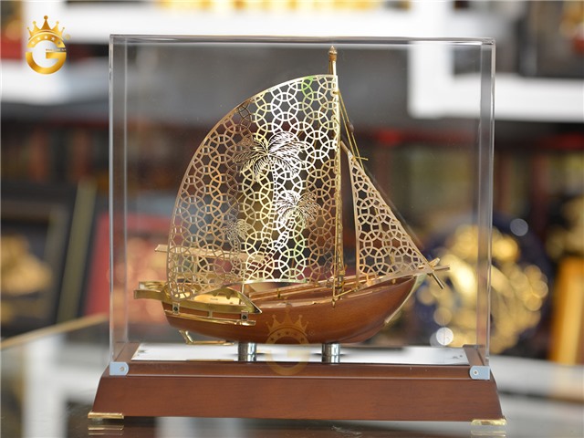 Đồ đồng Việt bật mí cách đặt mô hình thuyền buồm mạ vàng chuẩn phong thủy