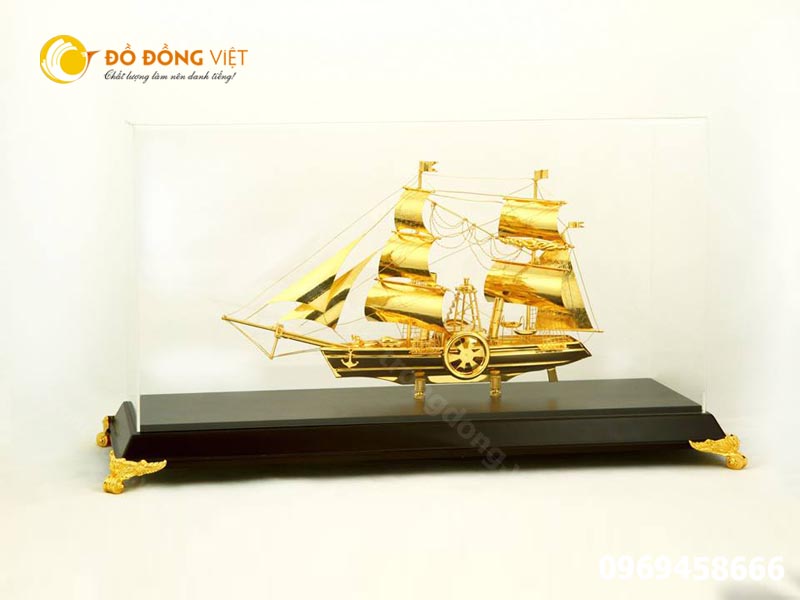 thuyền buồm mạ vàng